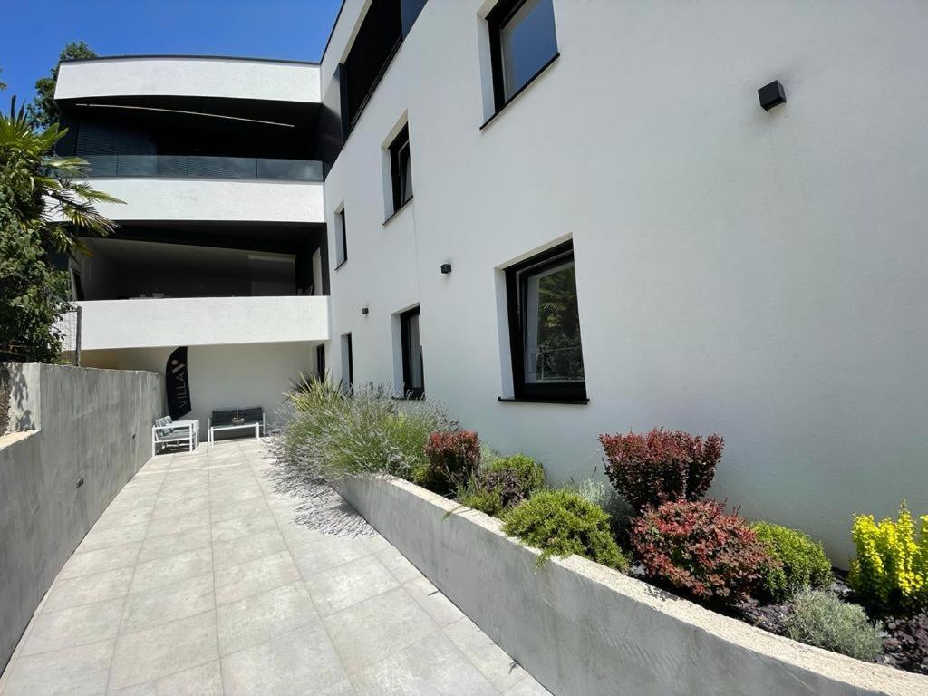 Aparthotel Villa V With Heated Pool Rijeka Zewnętrze zdjęcie